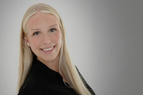 Administration – Rechnungswesen Fr. Livia Lichtenegger Porträt lächelnd grauer Hintergrund