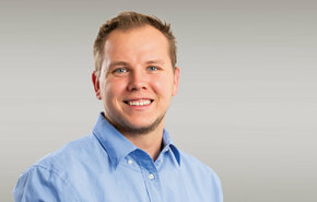 Teamleiter – Qualitätssicherung – Modulbau – Versand Mst. Thomas Strohmayer Porträt grauer Hintergrund