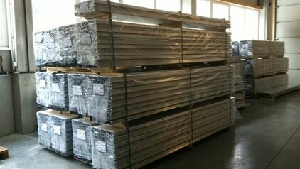 Mit einer 5-Achs Portalfräsmaschine ist es uns möglich ein Blockmaß von 4000 x 1600 x 500 mm 5-achsig in einer Aufspannung zu bearbeiten.  Die Vorteile dieser wirtschaftlichen Bearbeitungsmöglichkeit nutzen Kunden aus der Schienenfahrzeugindustrie für die Bearbeitung diverser Profile und Bearbeitung aus sonstigen Aluminium-Halbzeugen.