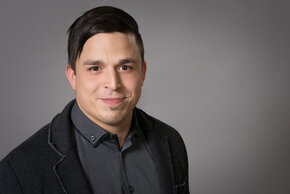 Assistenz der Geschäftsleitung Hr. Peter Deutschmann  Porträt, grauer Hintergrund