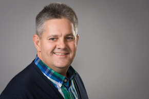 Werkstattleitung - Arbeitsvorbereitung Hr. Bertram Samitz Portät , grauer Hintergrund