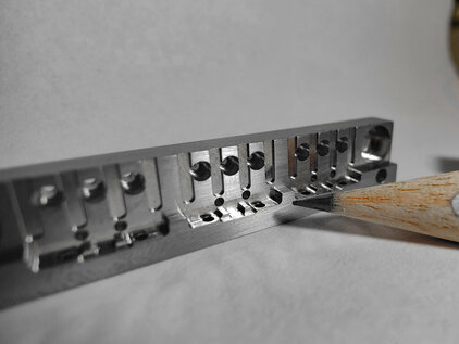Formen- und Werkzeugbau Drahterosion | Senkerosion | Schleifen | Polieren