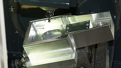 Mit einer 5-Achs Portalfräsmaschine ist es uns möglich ein Blockmaß von 4000 x 1600 x 500 mm 5-achsig in einer Aufspannung zu bearbeiten.  Die Vorteile dieser wirtschaftlichen Bearbeitungsmöglichkeit nutzen Kunden aus der Schienenfahrzeugindustrie für die Bearbeitung diverser Profile und Bearbeitung aus sonstigen Aluminium-Halbzeugen.