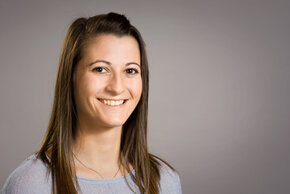  Auftragsabwicklung Fr. Daniela Melcher Porträt grauer Hintergrund 