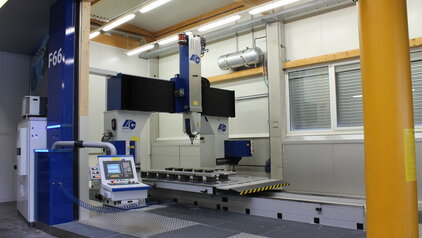 Mit einer 5-Achs Portalfräsmaschine ist es uns möglich ein Blockmaß von 4000 x 1600 x 500 mm 5-achsig in einer Aufspannung zu bearbeiten.  Die Vorteile dieser wirtschaftlichen Bearbeitungsmöglichkeit nutzen Kunden aus der Schienenfahrzeugindustrie für die Bearbeitung diverser Profile und Bearbeitung aus sonstigen Aluminium-Halbzeugen.